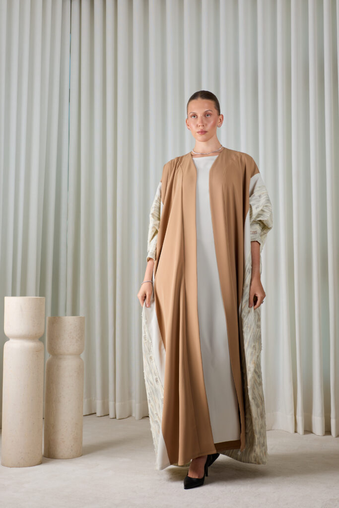 Contrast Bisht Abaya